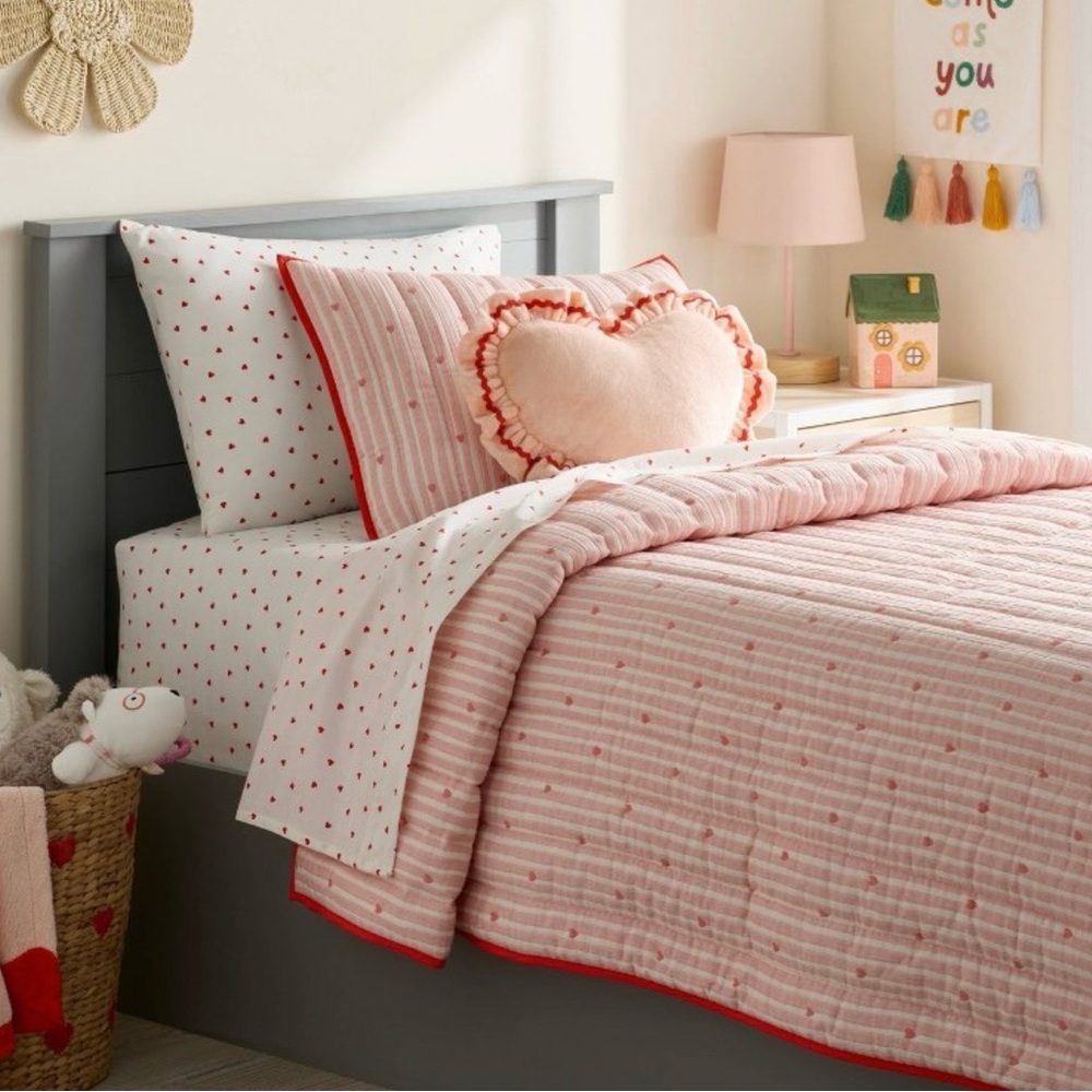 Pillowfort Pink and White Heart Quilt Set